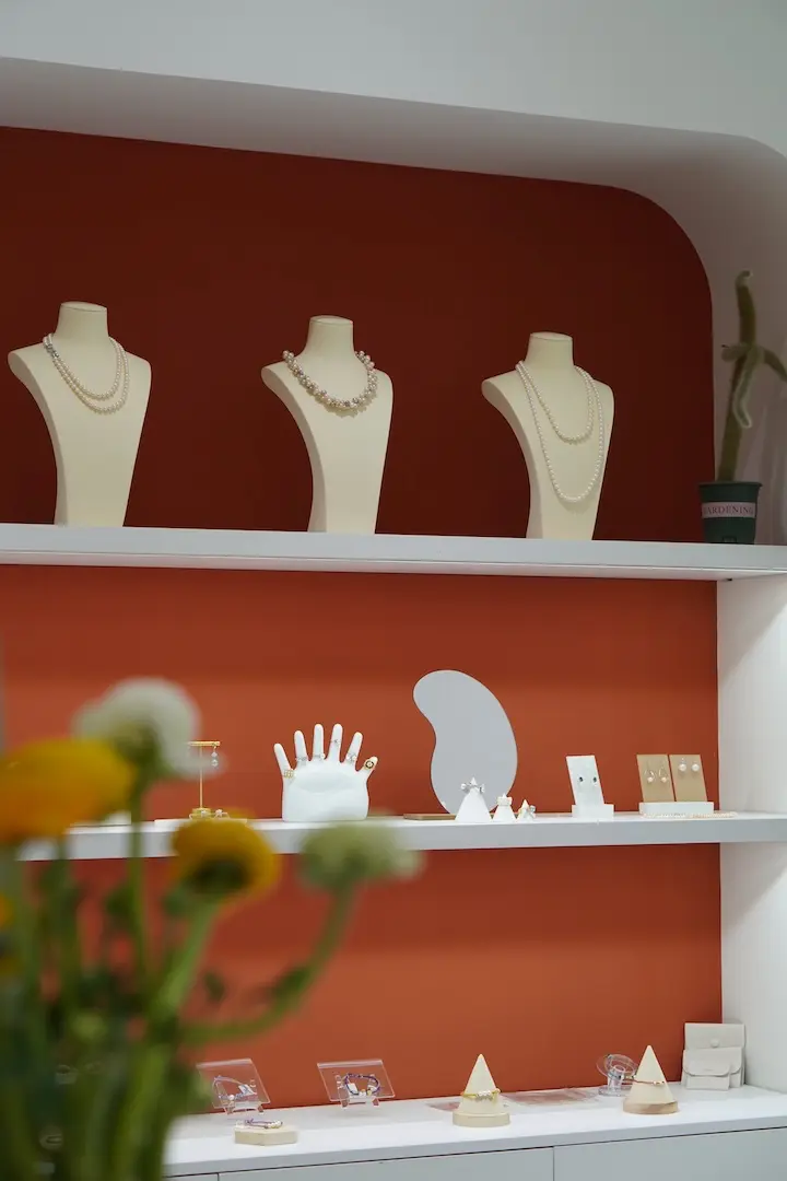 About 9 Zhihang Jewelry Physical Store