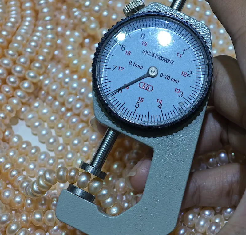 How Big is a 6mm Pearl? A Visual 6mm Pearl Size Guide & Comparison 1 How Big is a 6mm Pearl? A Visual Guide & Size Comparison