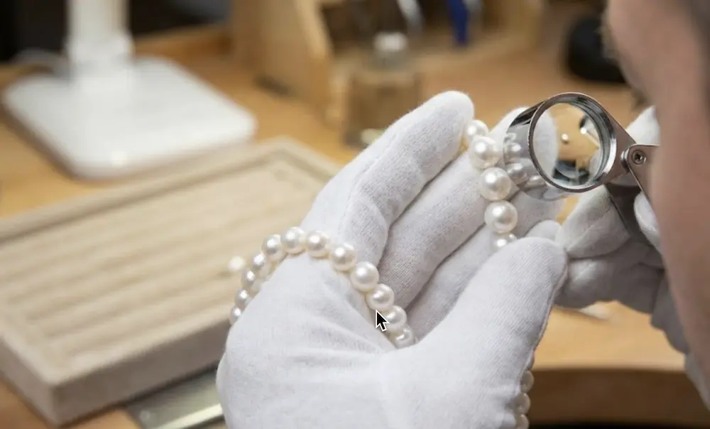The Professional's Guide to Identifying Real Freshwater Pearls: Beyond the Tooth Test 1 The Professional's Guide to Identifying Real Freshwater Pearls: Beyond the Tooth Test